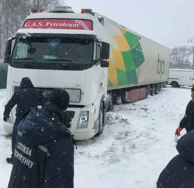 В Одесі вантажівка забуксувала в снігах