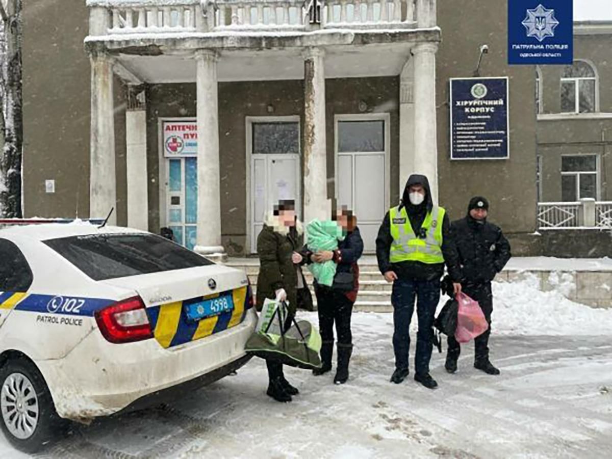 Из-за непогоды в Одессе застряли с младенцем дороге в больницу