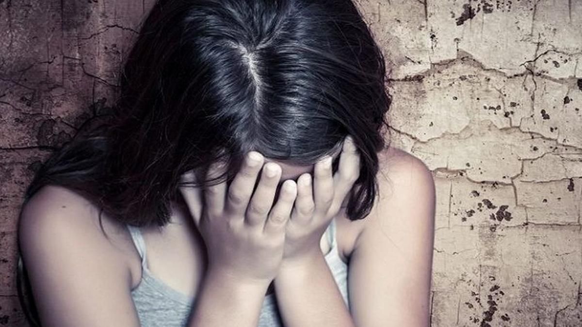 На Прикарпатті 11-річна дівчинка народила від пенсіонера-ґвалтівника