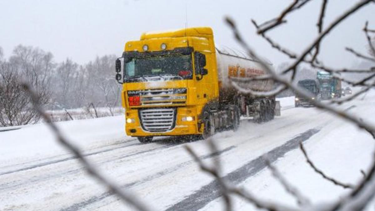 У Київ тимчасово не пускатимуть вантажівки: через сильний сніг