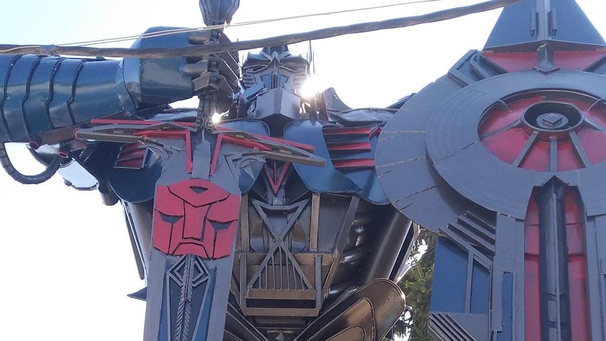 У Борисполі ветеран війни зробив триметрового трансформера У Борисполі ветеран війни зробив триметрового трансформера