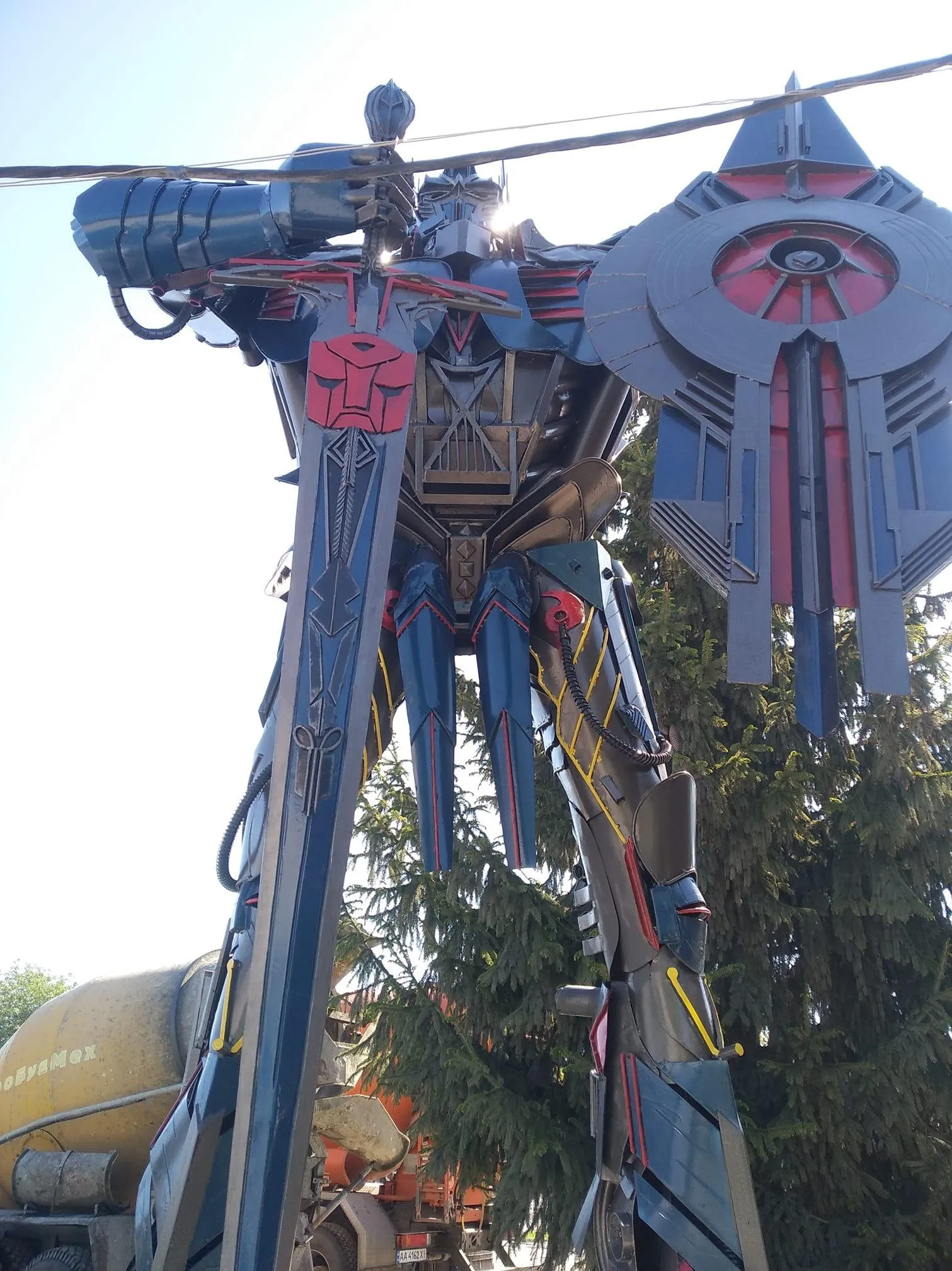 У Борисполі ветеран війни зробив триметрового трансформера У Борисполі ветеран війни зробив триметрового трансформера