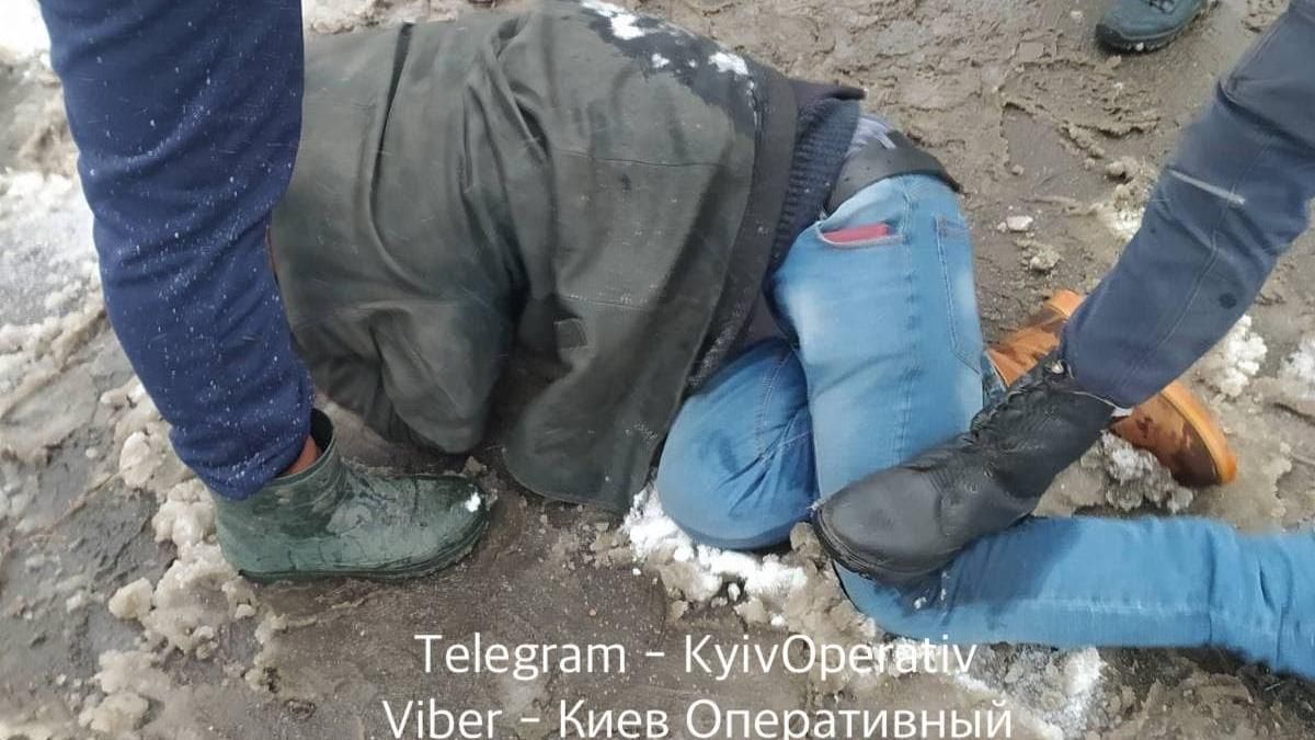 В Киеве задержали мужчину, который бросался с ножом на прохожего