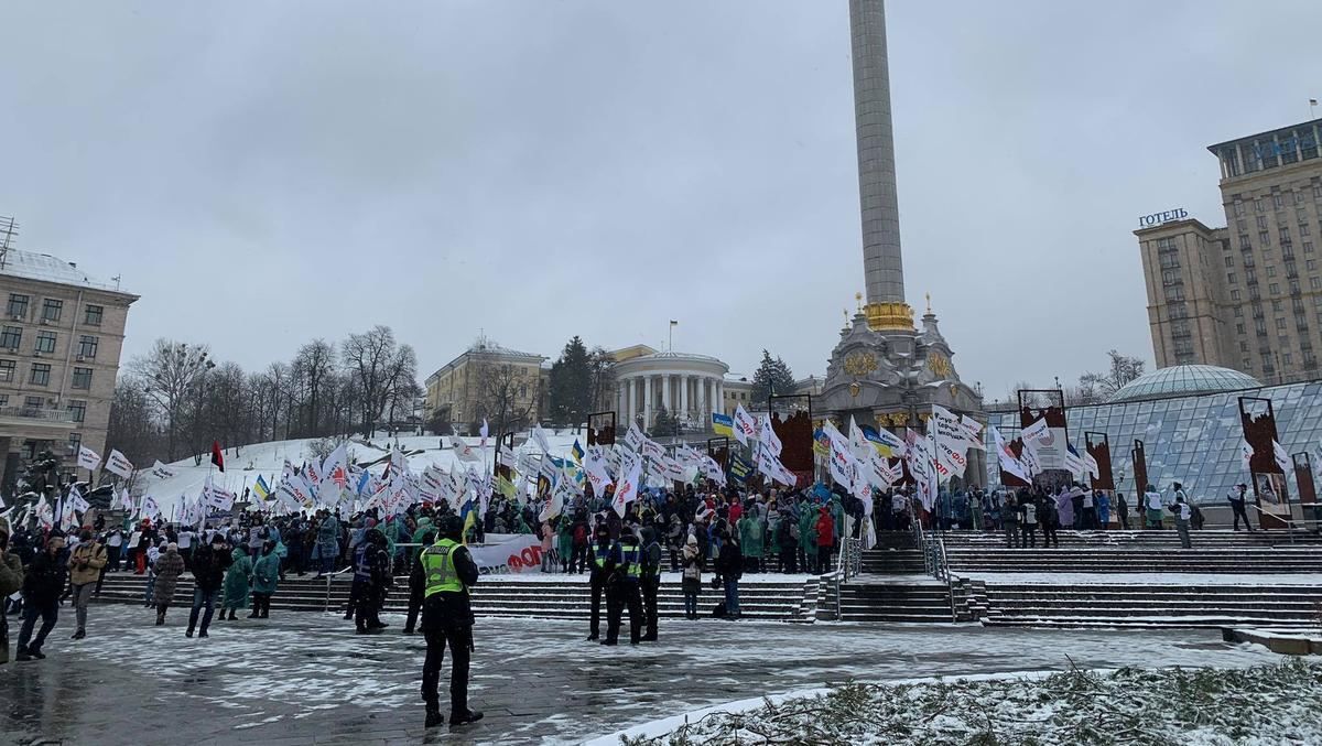 В центре Киева митингующие блокируют движение по многим улицам