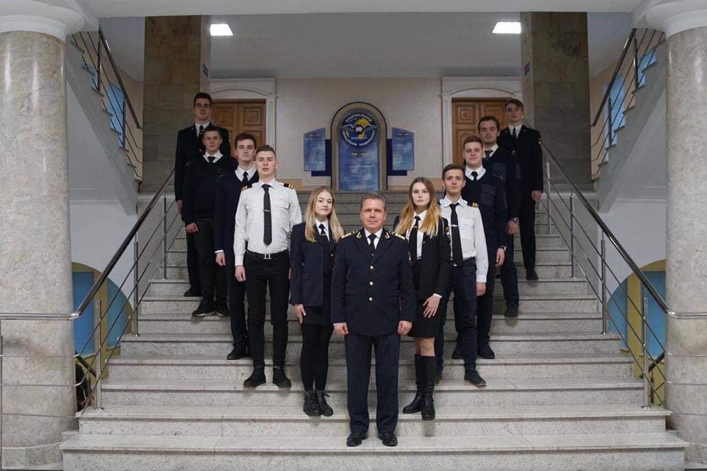 Володимир Ісаєнко з студентами НАУ Володимир Ісаєнко з студентами НАУ