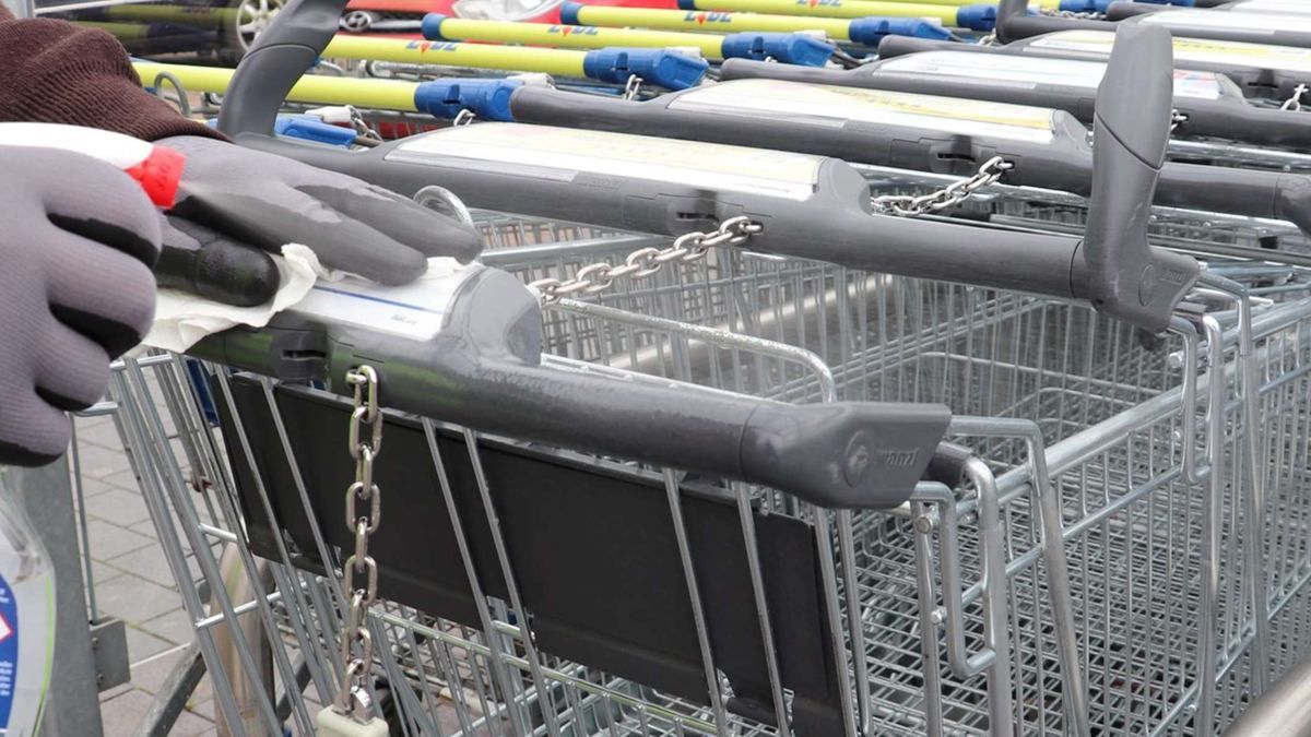 В киевском супермаркете провели тест на загрязнение тележек 