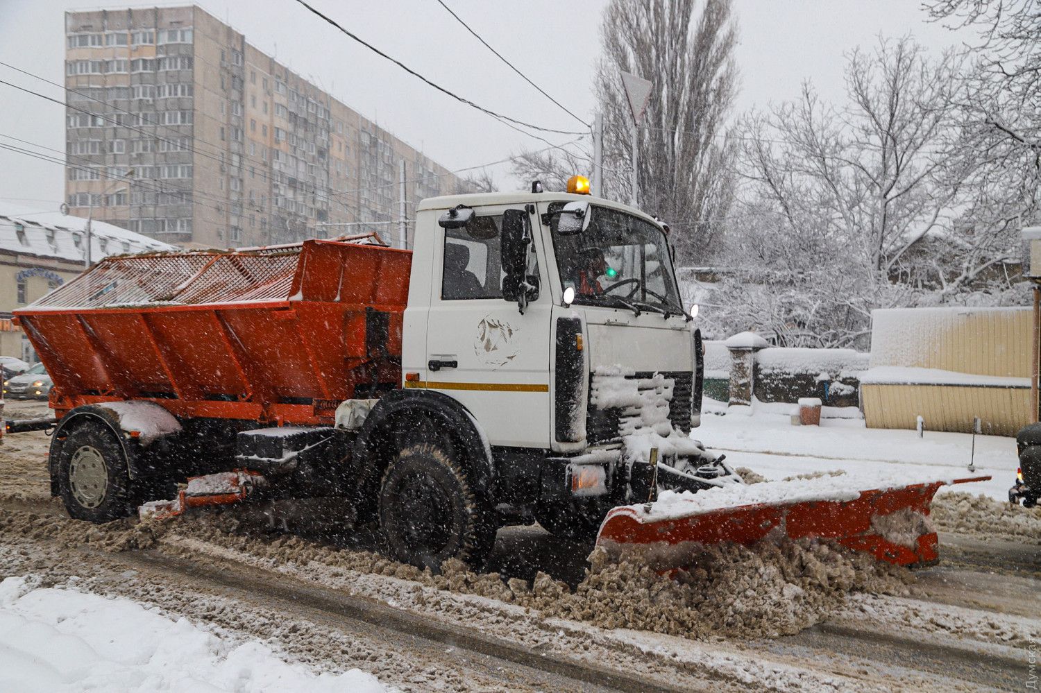 В Одесі водії лишають свої автомобілі на трасі і йдуть пішки: відео