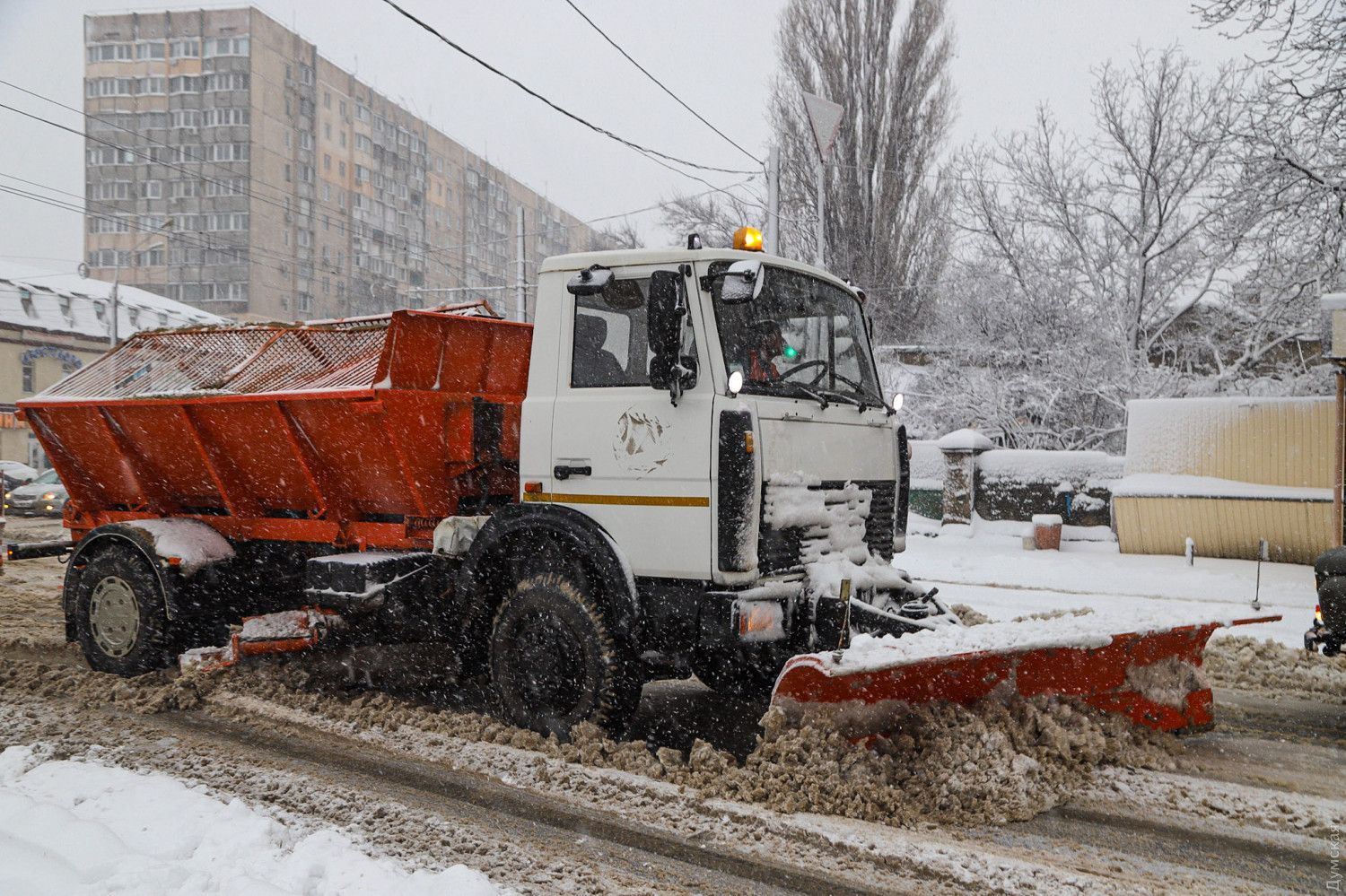 В Одессе водители оставляют свои автомобили на трассе и идут пешком В Одессе водители оставляют свои автомобили на трассе и идут пешком