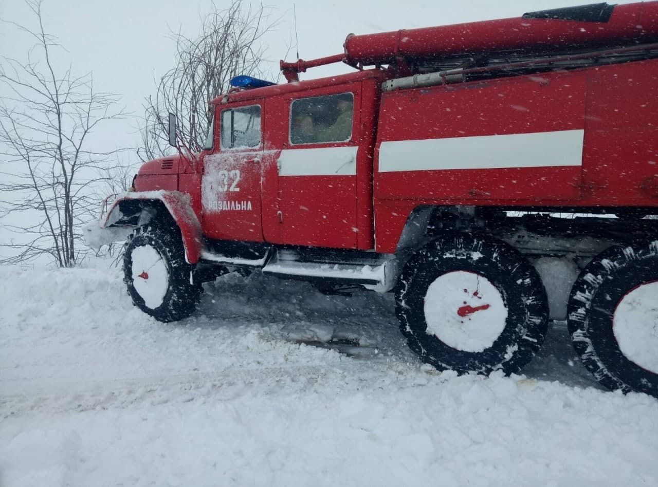 В Одесской области роженицу в больницу доставили спасатели - фото В Одесской области роженицу в больницу доставили спасатели - фото