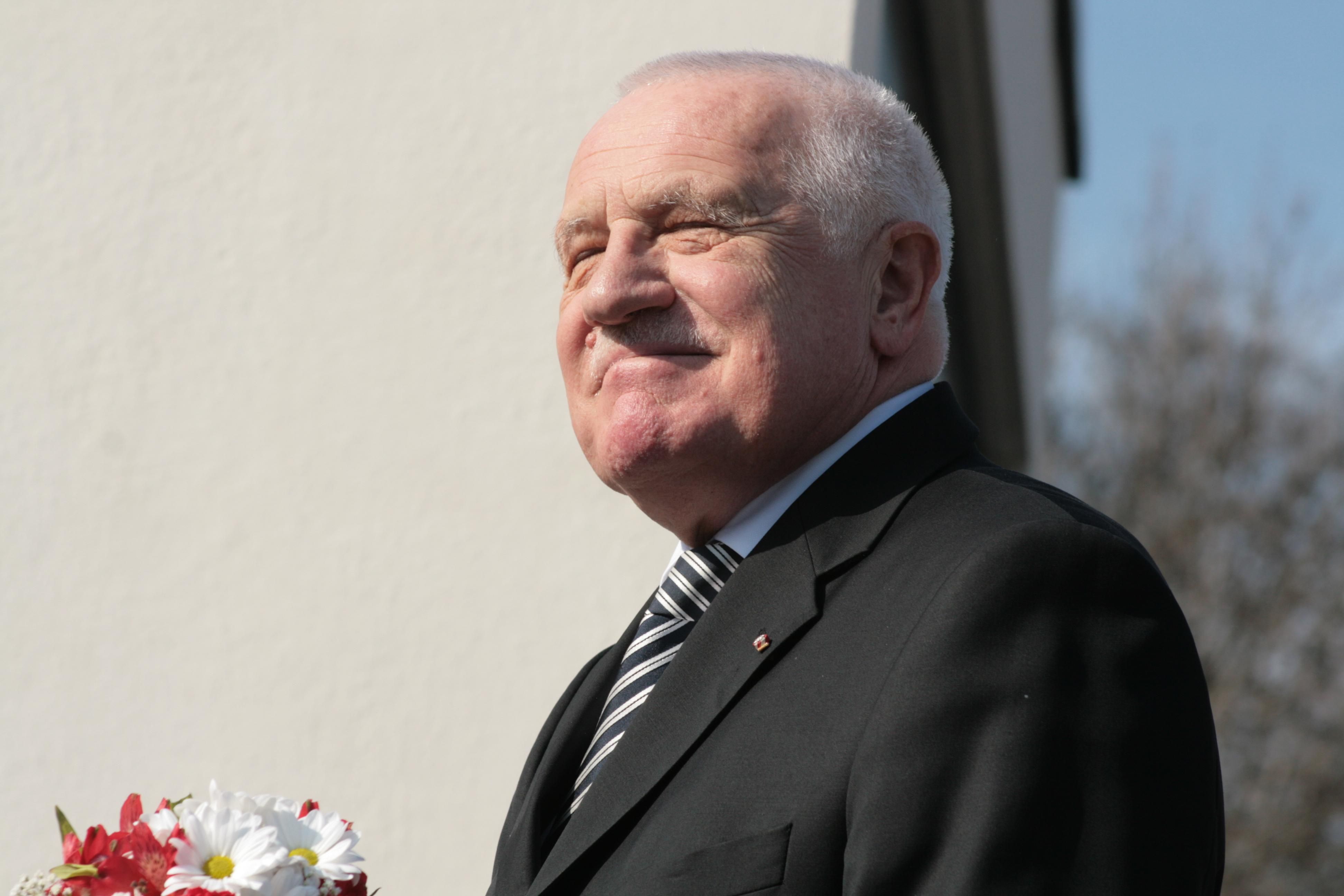 Експрезидента Чехії Вацлава Клауса оштрафували: не хотів носити маску Експрезидента Чехії Вацлава Клауса оштрафували: не хотів носити маску