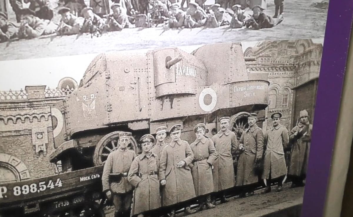 В Україні відзначають День пам'яті Героїв Крут В Україні відзначають День пам'яті Героїв Крут