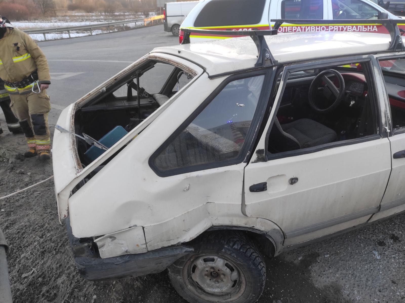 На трассе Киев - Чоп 28.01.2021 столкнулись ВАЗ и Fiat: есть травмированные - фото 