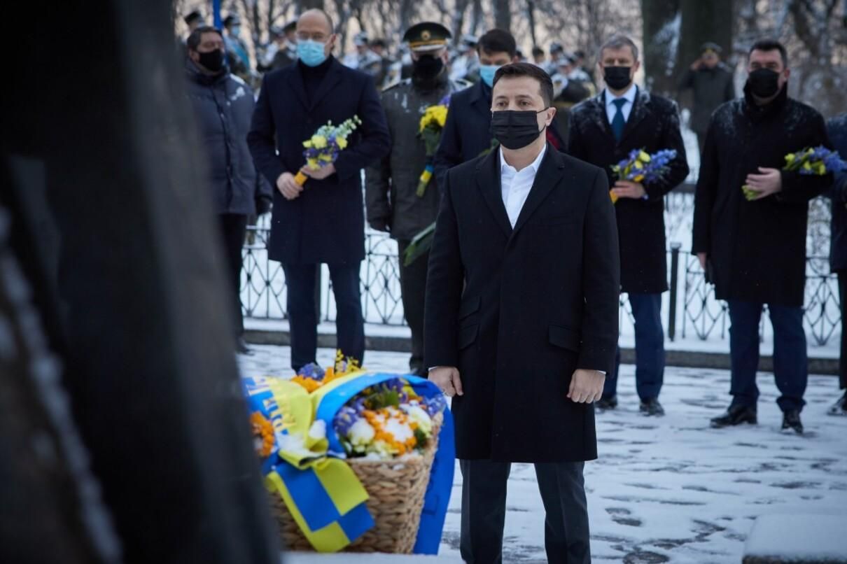 Президент Зеленский почтил память Героев Крут: фото