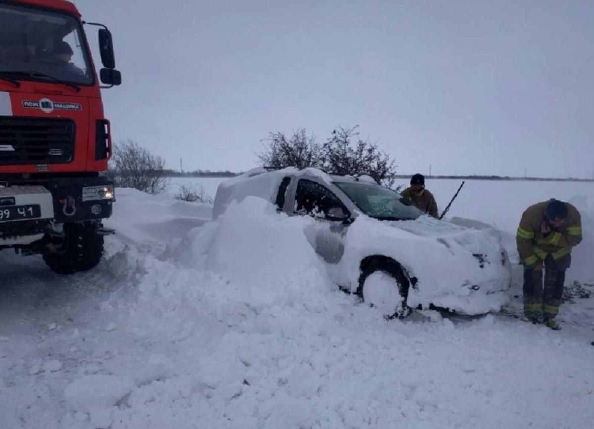 Машины в ловушках и поваленные деревья: в Украине бушует непогода