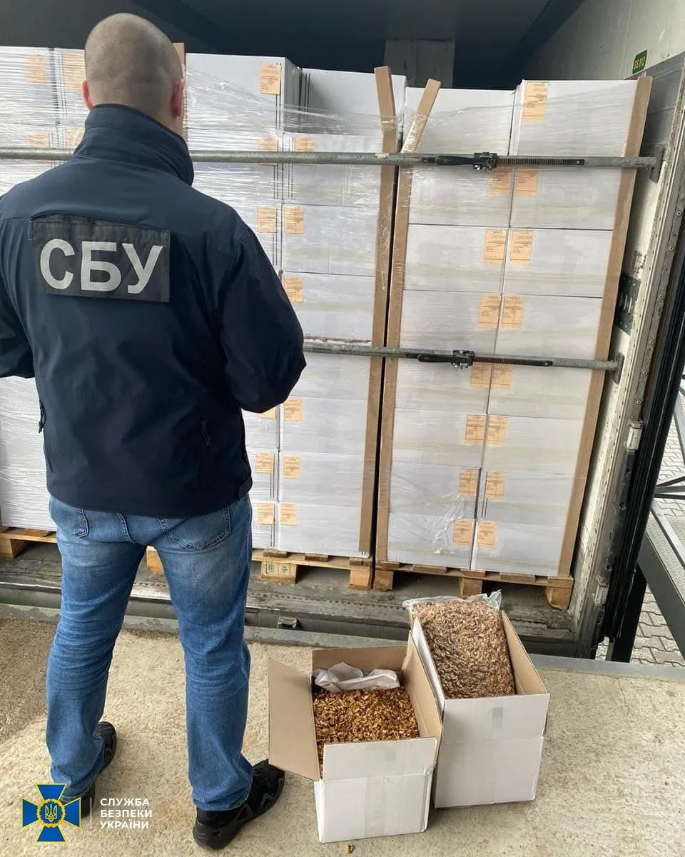 На Буковині фіскали допомагали незаконно експортувати з України горіхи