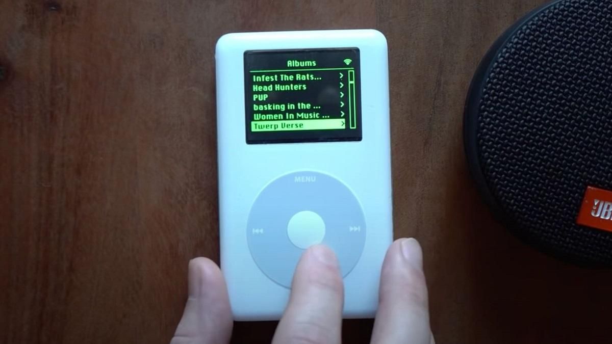 Энтузиаст запустил Spotify на iPod 2004 года: видео Энтузиаст запустил Spotify на iPod 2004 года: видео