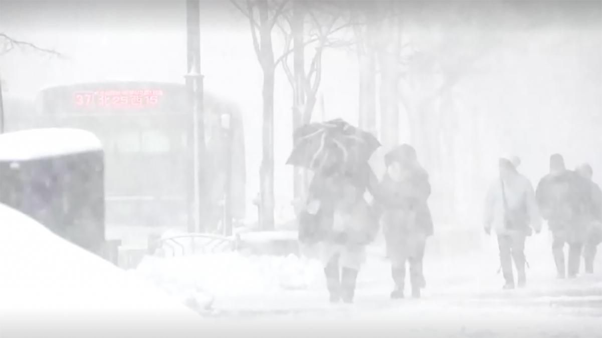 Японію паралізувала снігова буря: які наслідки – відео