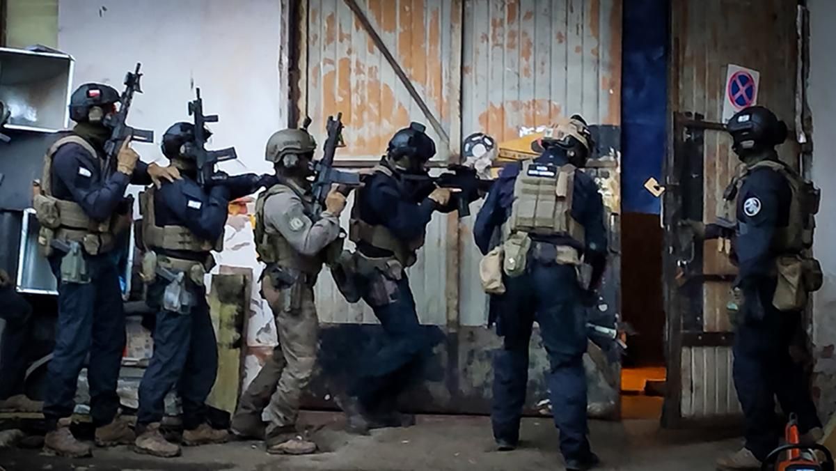 В Польше задержали 5 украинский: они подпольно производили сигареты – фото В Польше задержали 5 украинский: они подпольно производили сигареты – фото