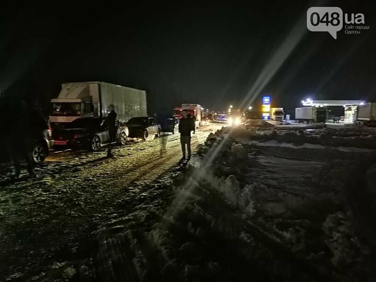 Трасу Одеса – Рені перекрили через негоду: черги на дорозі – фото Трасу Одеса – Рені перекрили через негоду: черги на дорозі – фото