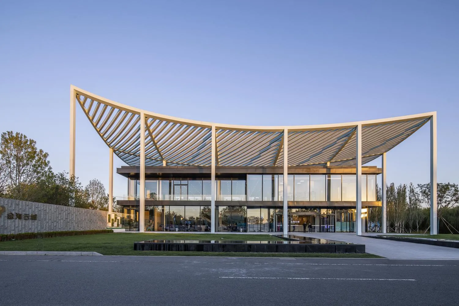 Будівля має традиційні азіатські деталі  / Фото Designboom Будівля має традиційні азіатські деталі  / Фото Designboom