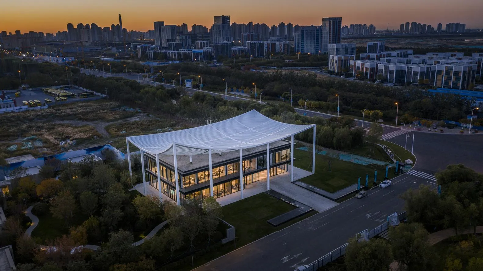 Павільйон серед саду / Фото Designboom Павільйон серед саду / Фото Designboom