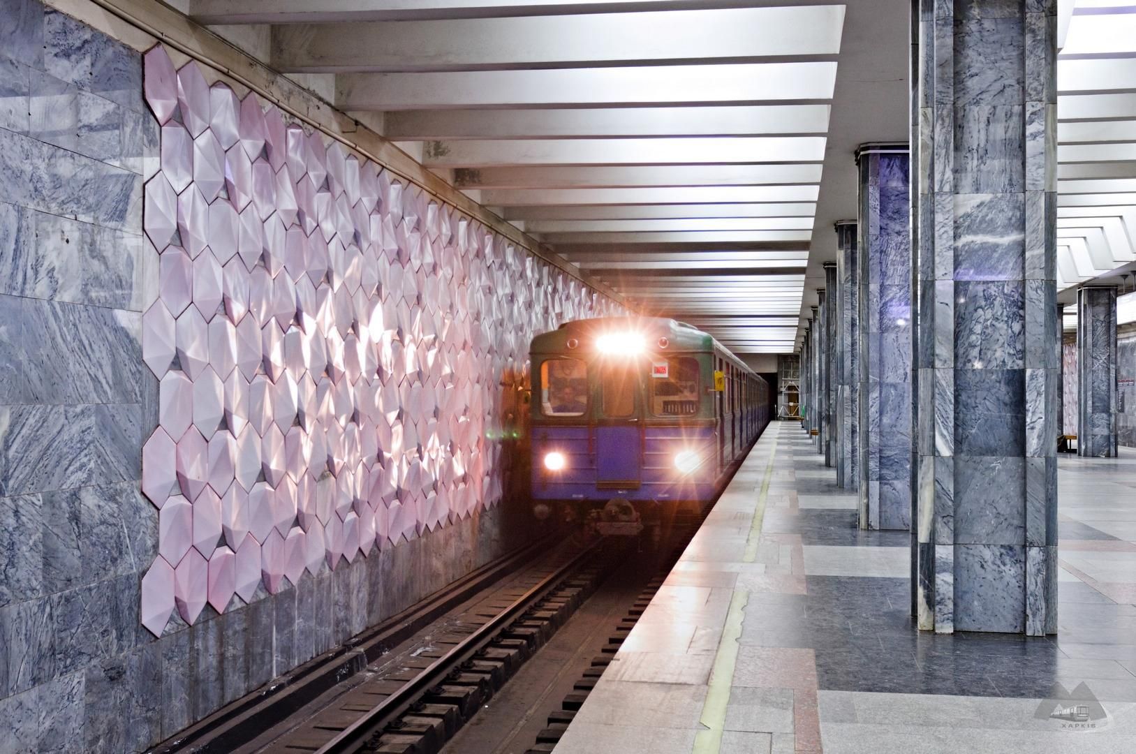 На станції метро в Харкові пасажир впав на рейки: що відомо На станції метро в Харкові пасажир впав на рейки: що відомо