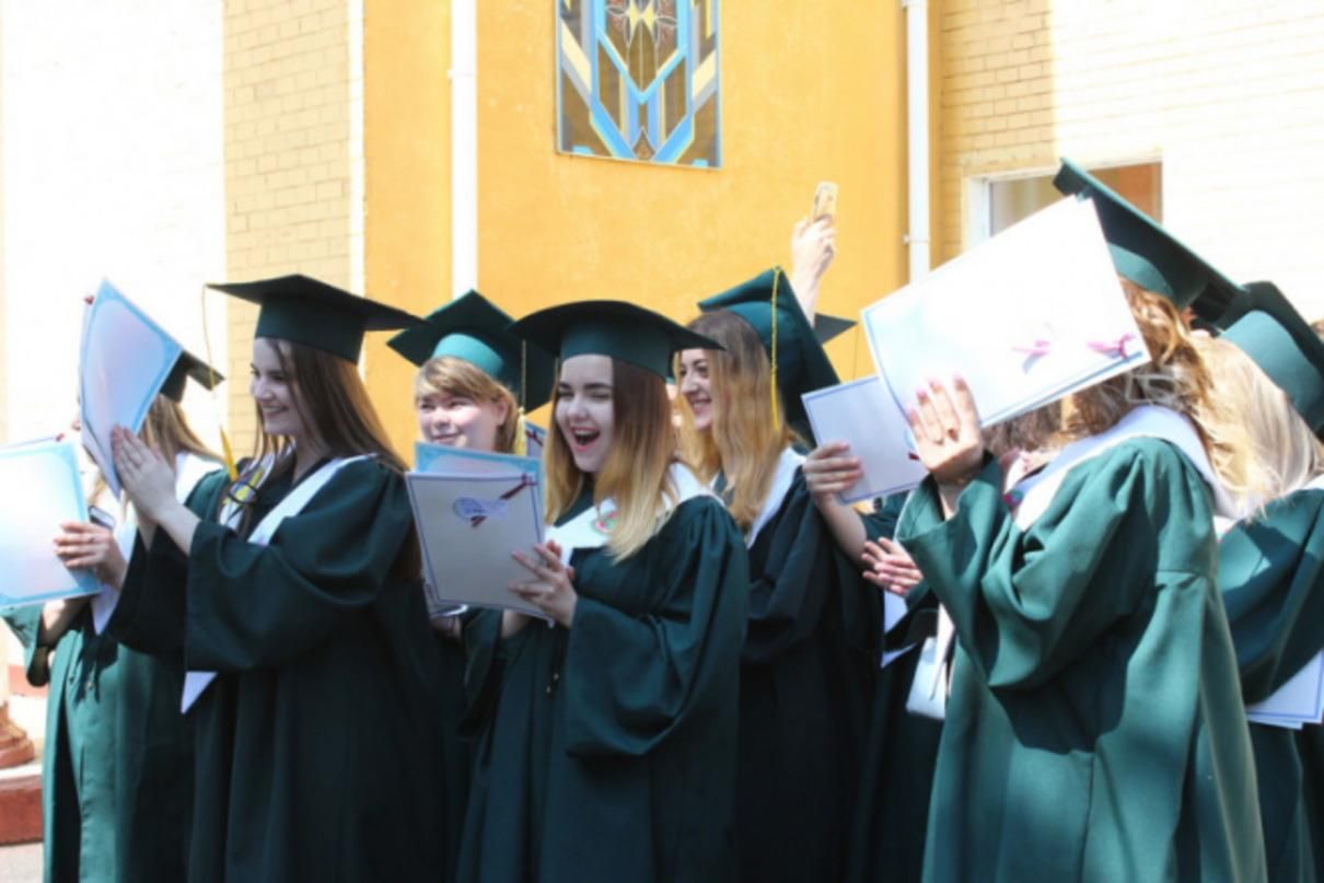 Червоний диплом з 2021 не видаватимуть: що запропонували в уряді Червоний диплом з 2021 не видаватимуть: що запропонували в уряді