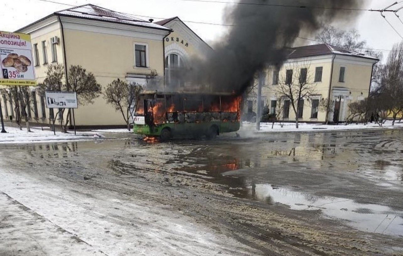 В Харькове на остановке сгорела маршрутка 30 января 2021: фото, видео