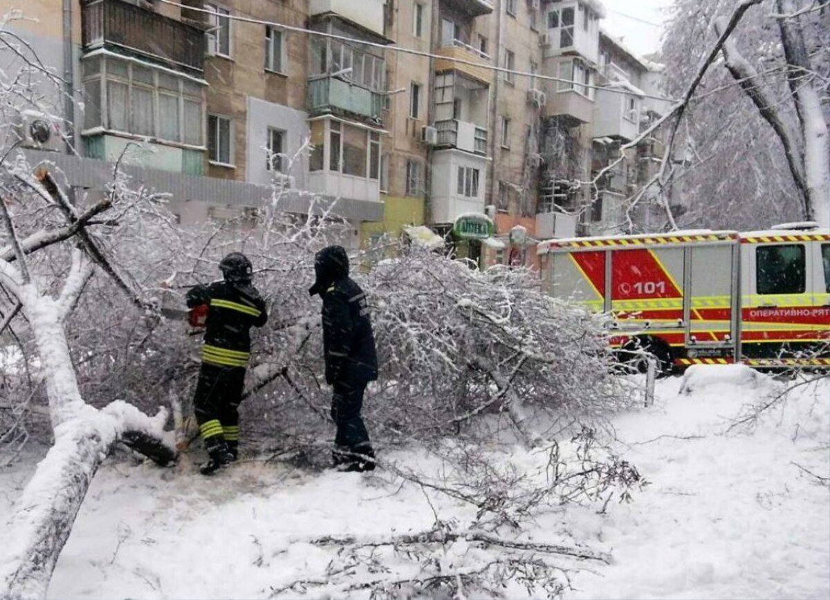Последствия непогоды в Одесской области: ветер вырывал стовпы из земли