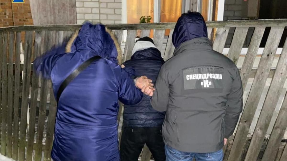 У Житомирі затримали контрактника, який продавав наркотики: фото