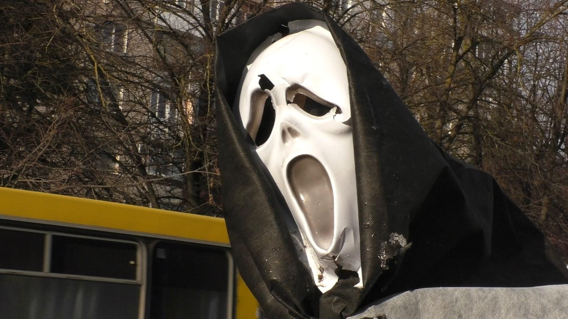 Біля доріг Херсона з'явились фігури смерті з косою: фото Біля доріг Херсона з'явились фігури смерті з косою: фото