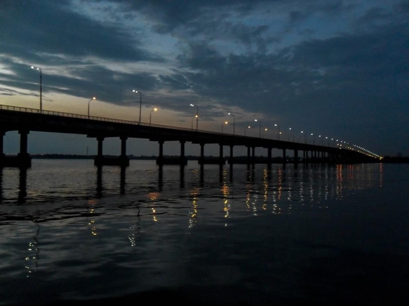 На мосту в Днепре таксист спас женщину от самоубийства: видео