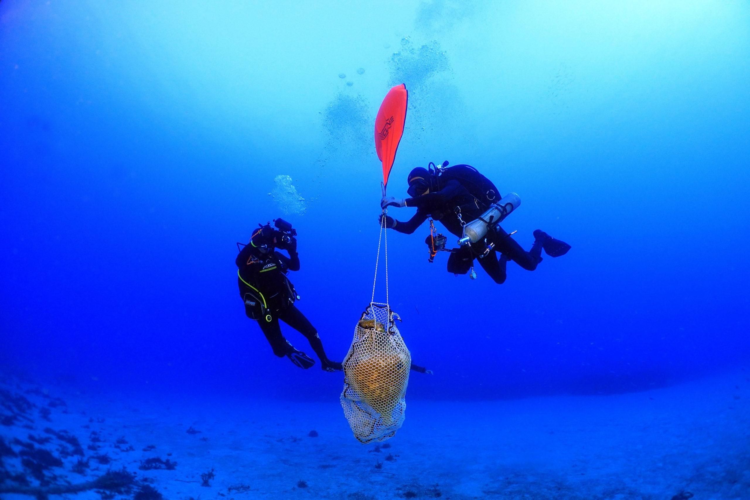 В Греции нашли затонувшие амфоры, которым более 2 000 лет фото
