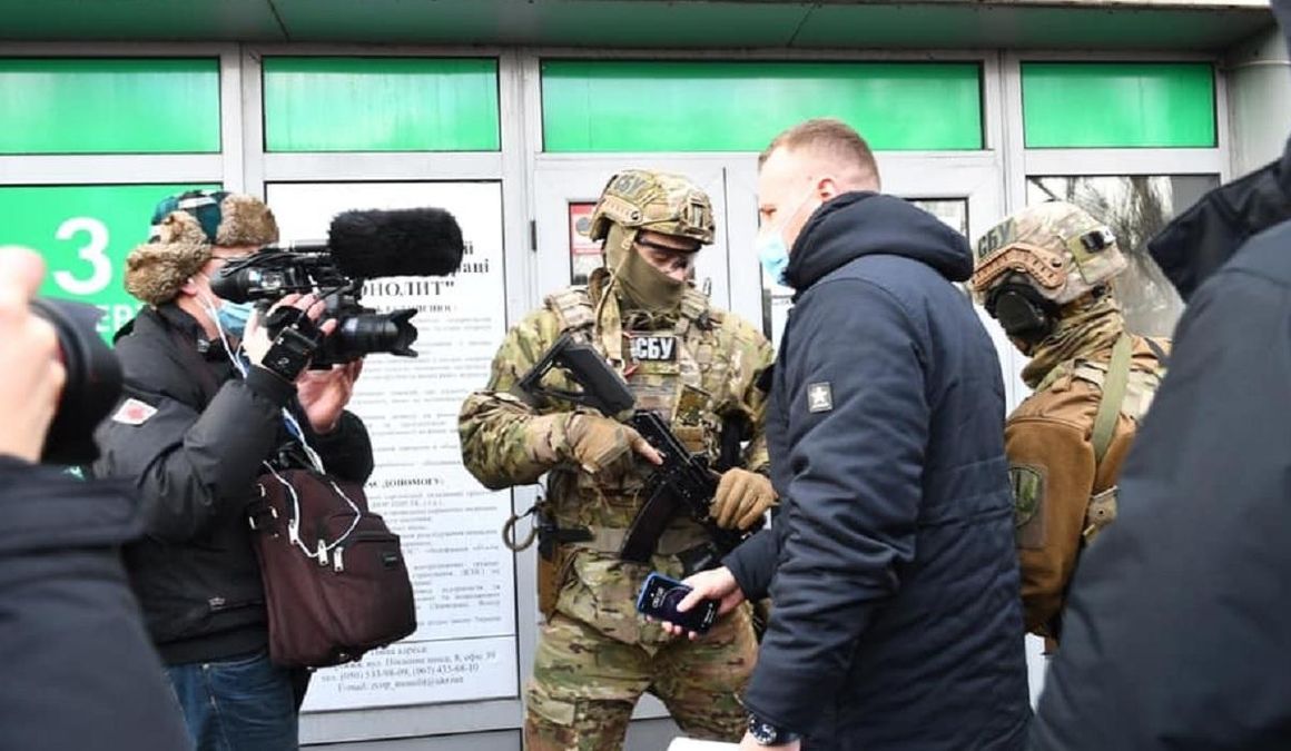У Запоріжжі СБУ увірвалася на збори акціонерів Мотор Січі У Запоріжжі СБУ увірвалася на збори акціонерів Мотор Січі