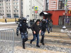 Количество задержанных на протестах в России резко растет: уже больше 4 тысяч