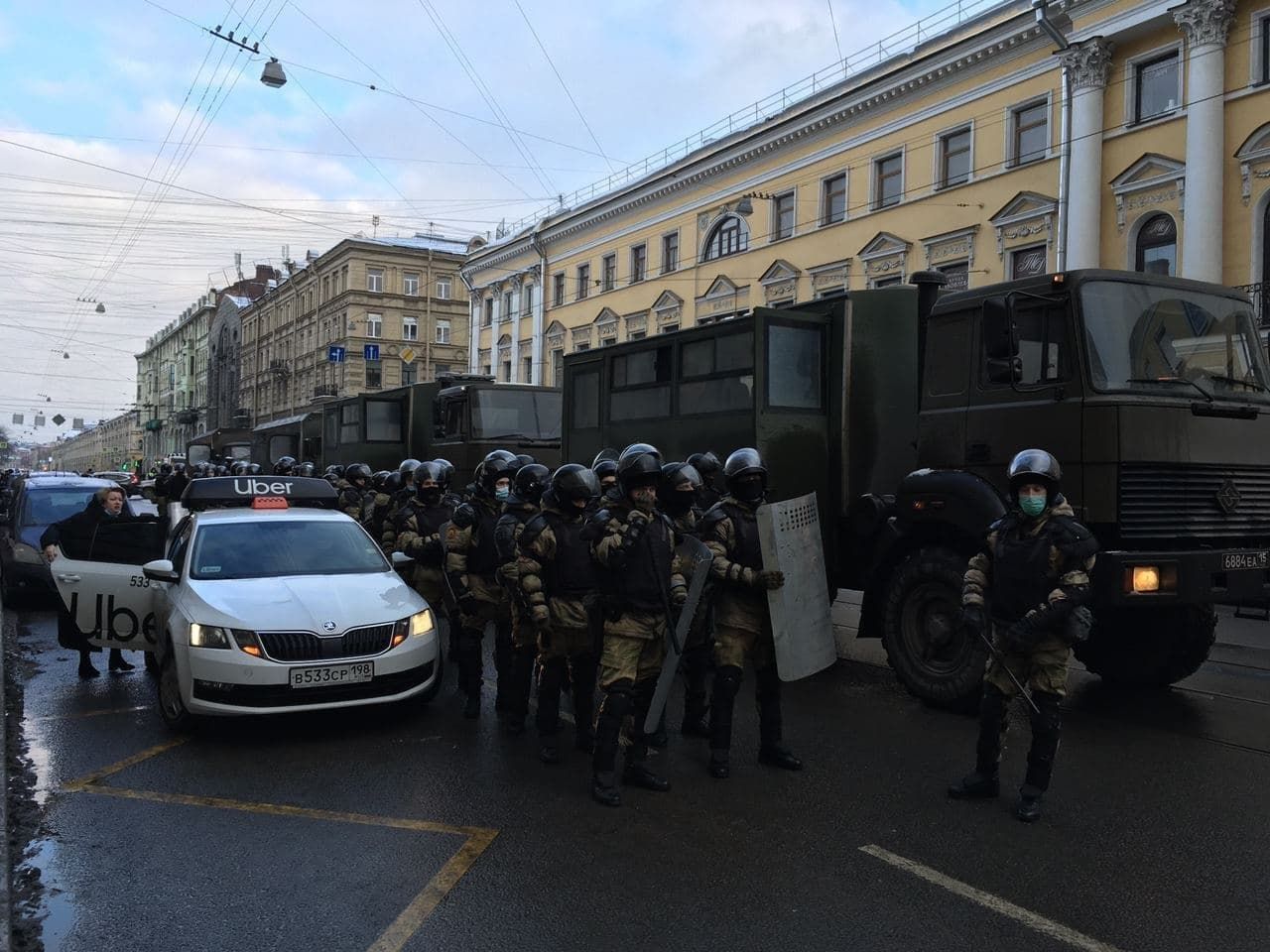 В центр Москвы выехала колонна автозаков Росгвардии: фото