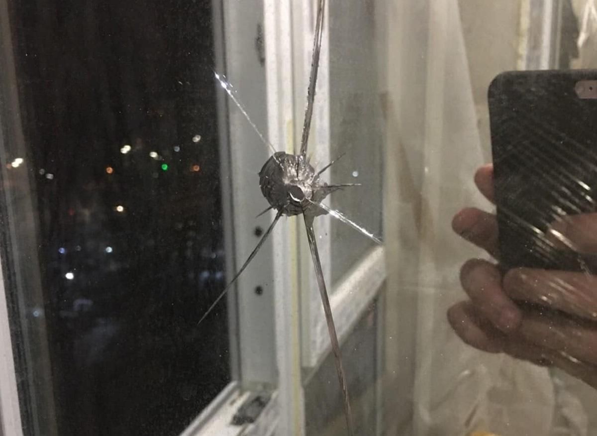 Невідомі обстріляли вікна у квартирах на Березняках: фото