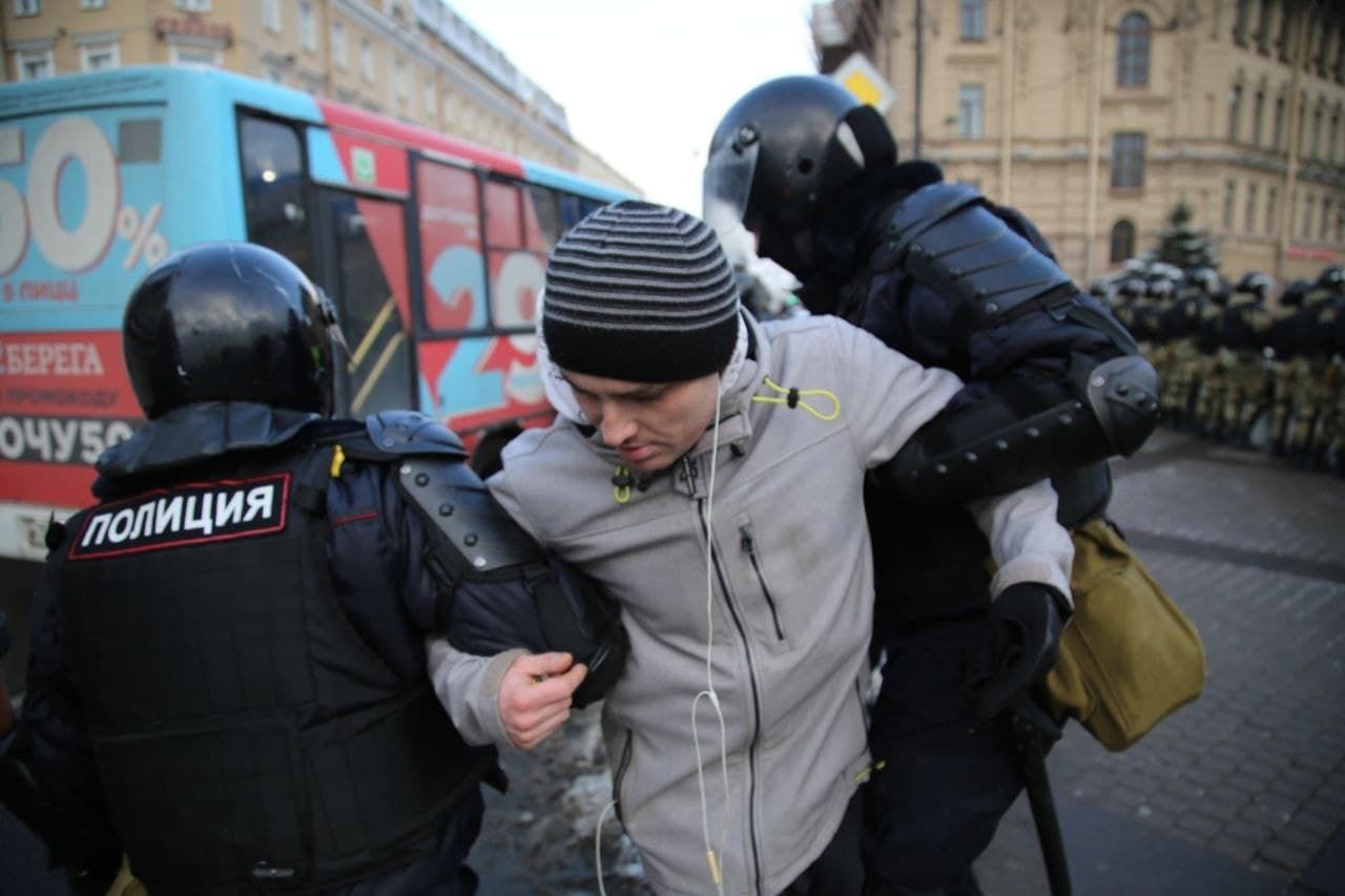 Силовики в России применили к протестующим газ, электрошокеры и оружие: видео 18+