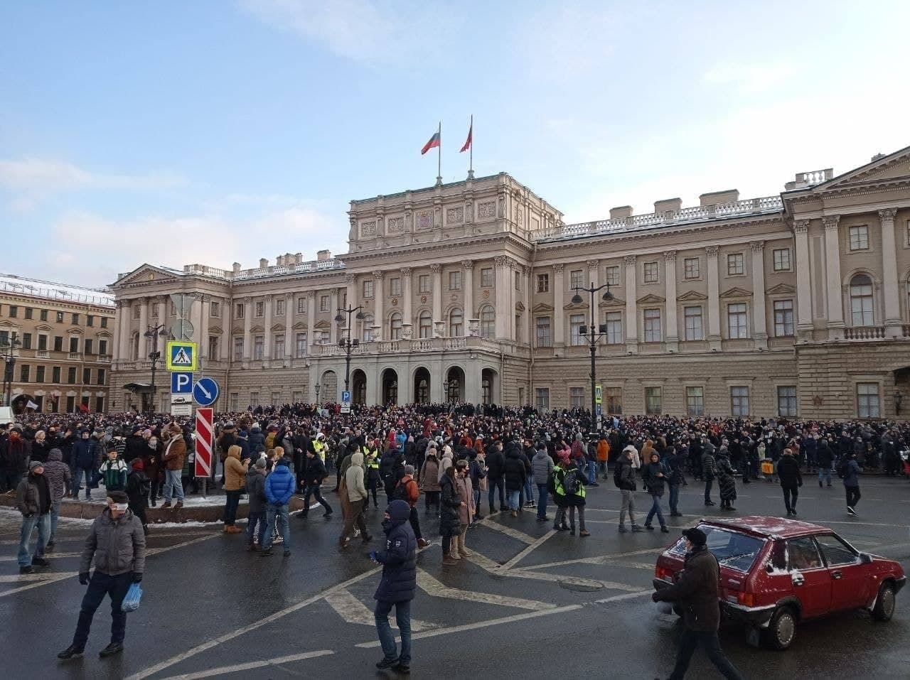 У Петербурзі ОМОН відтіснив людей від будівлі міського парламенту