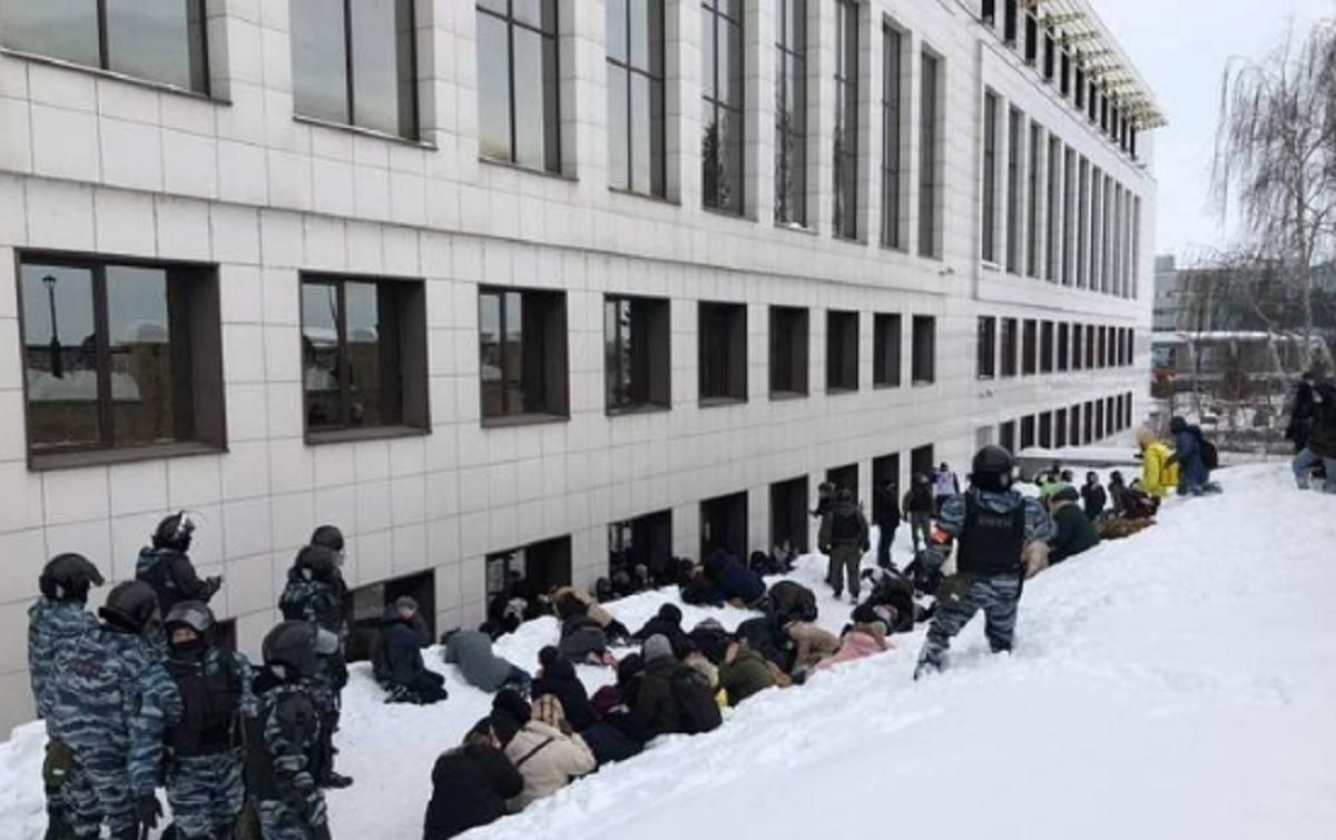 Сорвали маски, бросили на снег: задержание 100 человек в Казани - видео