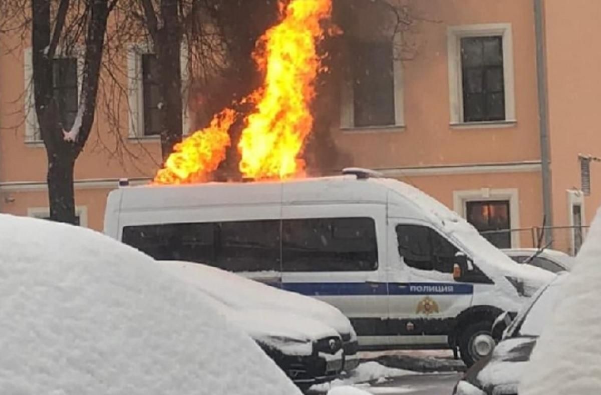 В Москве во время протестов вспыхнуло полицейское авто: фото
