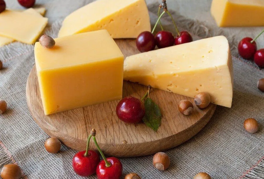 Твердый сыр достаточно калорийный, но не нужно от него отказываться