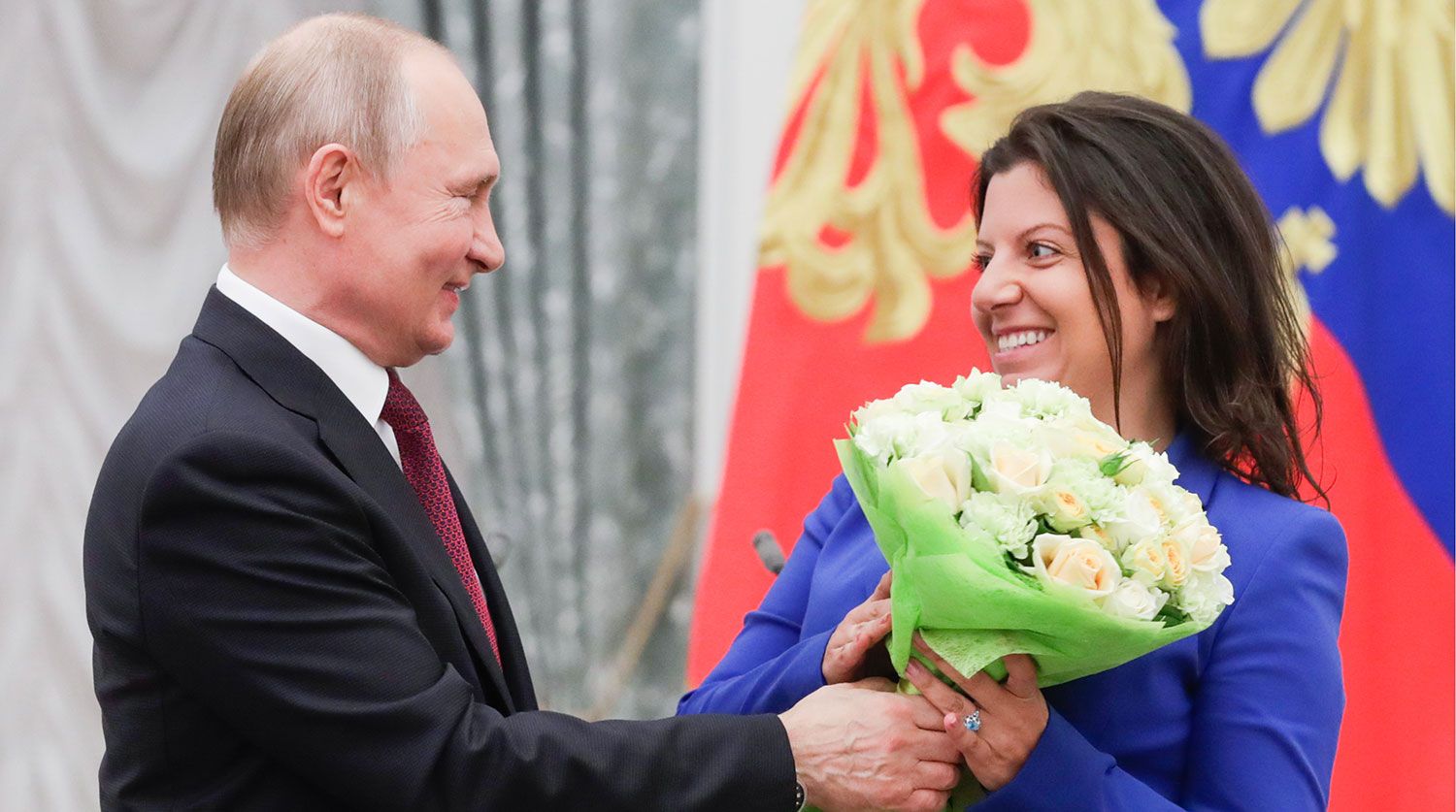 Женщина награжденная орденом. Margarita Simonyan Putin. Маргарита Симоньян и Путин. Симоньян Маргарита награждение. Путин награждает Симонян.