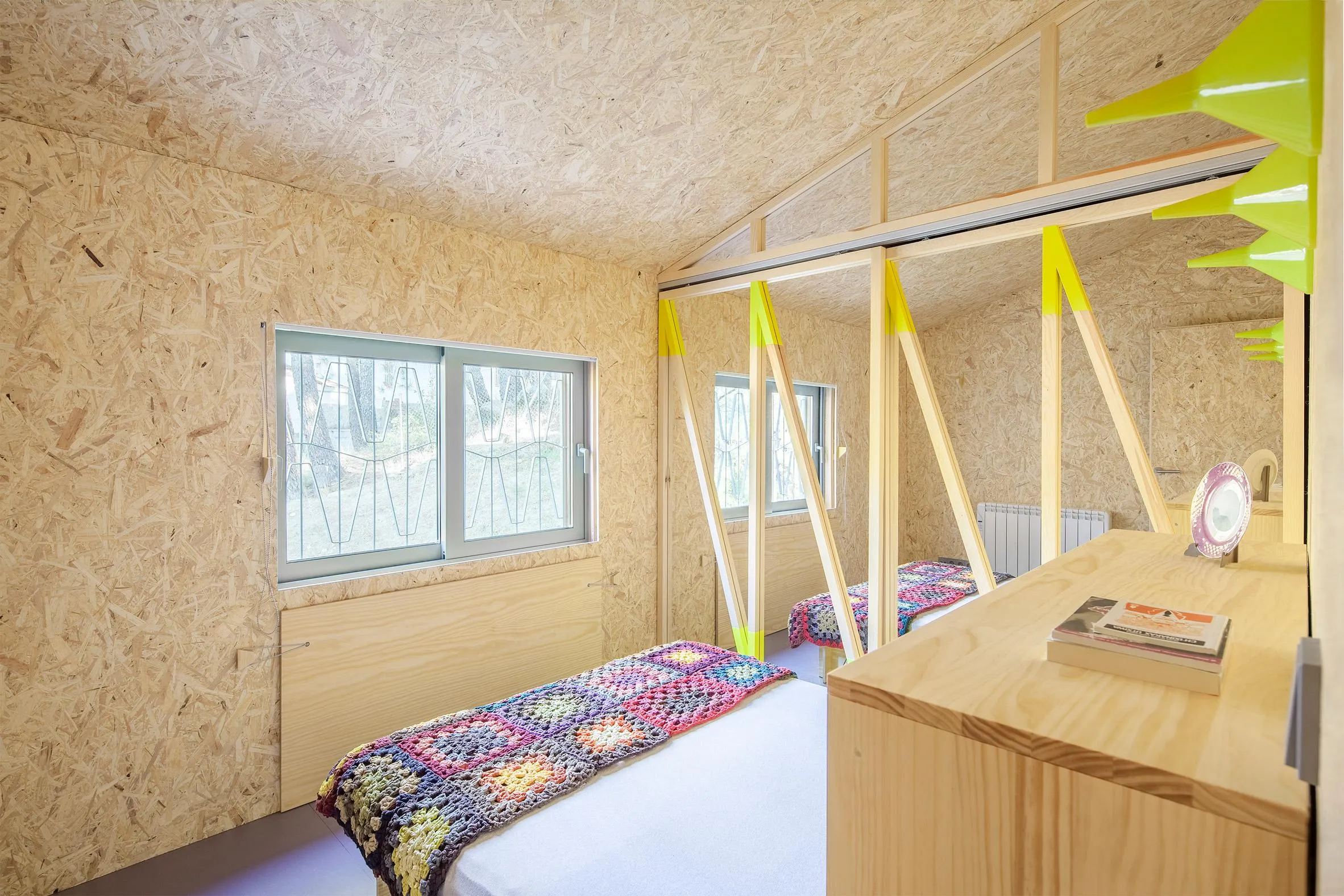 Простір спальні можна трансформувати за допомогою меблів