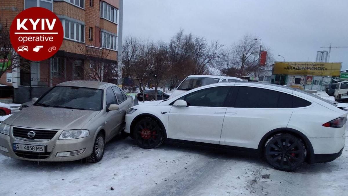 В Киеве Tesla без водителя устроила ДТП с еще двумя машинами