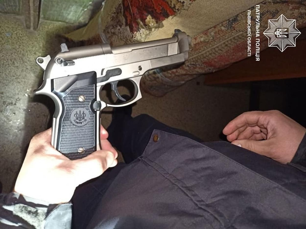 У Львові чоловік з розладами психіки стріляв посеред вулиці: фото У Львові чоловік з розладами психіки стріляв посеред вулиці: фото