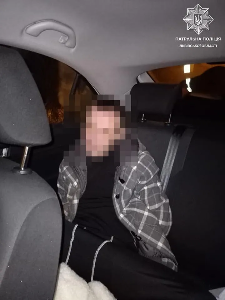 У Львові чоловік з розладами психіки стріляв посеред вулиці: фото У Львові чоловік з розладами психіки стріляв посеред вулиці: фото