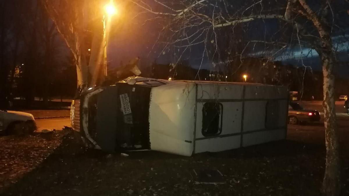 На Донеччині через інфаркт у водія перекинувся рейсовий автобус На Донеччині через інфаркт у водія перекинувся рейсовий автобус