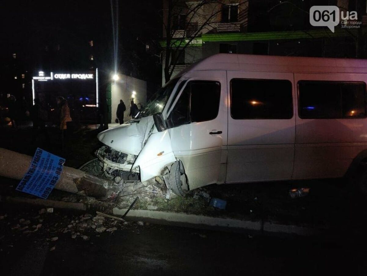 У Запоріжжі водій маршрутки в'їхав у стовп і втік: фото, відео