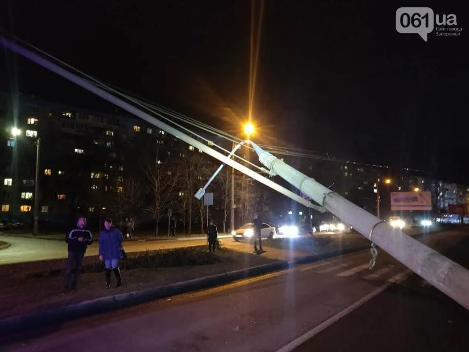 у запоріжжі Водій в'їхав у стовп у запоріжжі Водій в'їхав у стовп